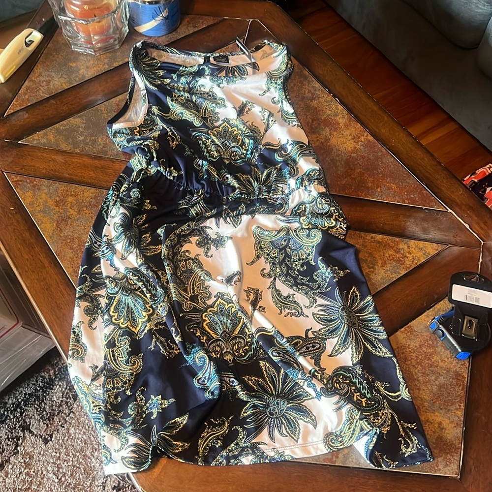 New Directions dressNWT SIZE M. Beautiful print. Blue/white/greens